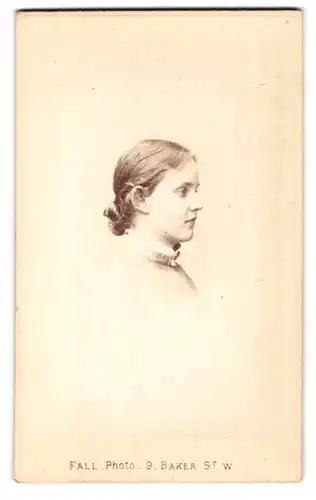 Fotografie T. Fall, London, Baker Street 9, Seitenprofil von junger Frau mit Zopf