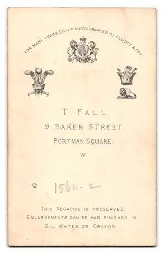 Fotografie T. Fall, London, Baker Street 9, Frau mit Mittelscheitel und Schleife