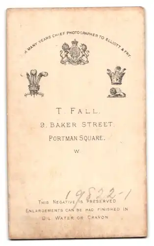 Fotografie T. Fall, London, Baker Street 9, Nette alte Dame mit Haarschmuck und Spitzenkragen