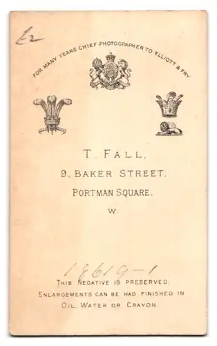 Fotografie T. Fall, London, Baker Street 9, Dame mit Hut, Ohrringen und Brosche in dunklem Kleid