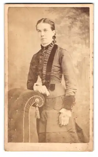 Fotografie A & J. Bool, Pimlico, Warwick Street 86, Frau mit Scheitel in Rüschenkleid