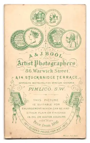 Fotografie A & J. Bool, Pimlico, Warwick Street 86, Frau mit Scheitel in Rüschenkleid