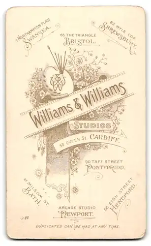 Fotografie Williams & Williams, Cardiff, Queen St. 53, Frau mit Zwicker und Spitzentuch im dunklen Kleid
