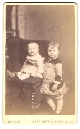 Fotografie Birtles, Warrington, Zwei niedliche Geschwister in süssen Kleidchen