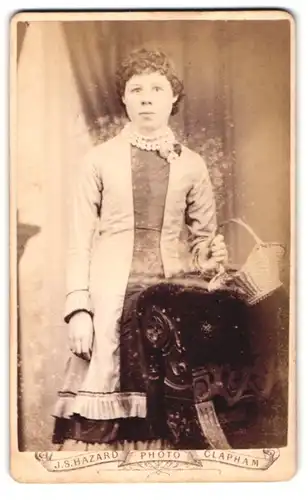 Fotografie J.S. Hazard, London, 6 Pavement, Junge Frau mit Locken im Kleid mit Perlenkette und Blumenbrosche