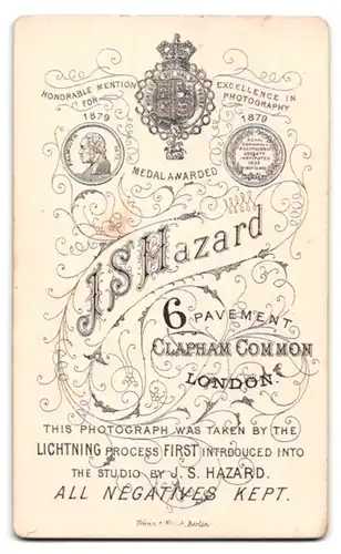 Fotografie J.S. Hazard, London, 6 Pavement, Frau mit Mittelscheitel, Brosche und Spitzenkragen