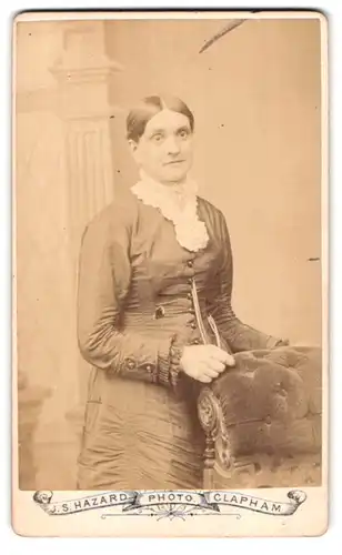 Fotografie J.S. Hazard, London, 6 Pavement, Frau mit Mittelscheitel im geknöfpten Kleid mit Spitzenkragen