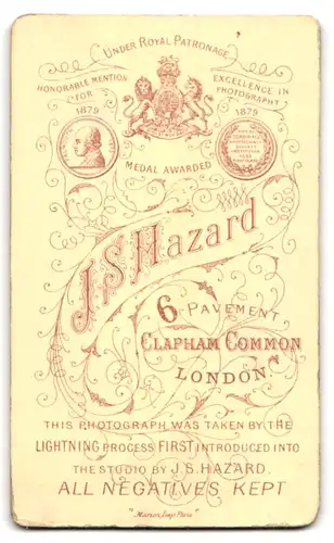 Fotografie J.S. Hazard, London, 6 Pavement, Dame mit Kranzzopf und Ohrringen im dunklen Kleid