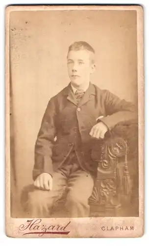 Fotografie J.S. Hazard, London, 6 Pavement, Junger Mann im Anzug mit Halstuch