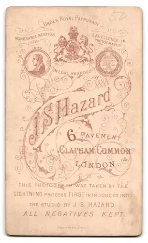 Fotografie J.S. Hazard, London, 6 Pavement, Junger Mann im Anzug mit Halstuch