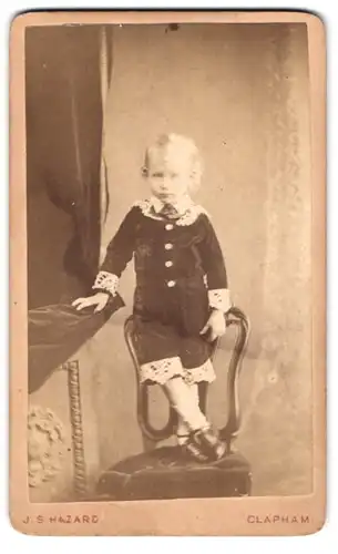 Fotografie J.S. Hazard, London, 6 Pavement, Kleines Kind mit blonden Haaren auf Stuhl stehend