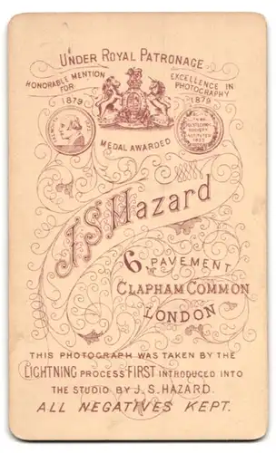 Fotografie J.S. Hazard, London, 6 Pavement, Niedliches Mädchen im wessen Kleid mit Schühchen