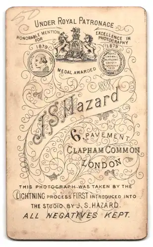 Fotografie J.S. Hazard, London, 6 Pavement, Frau mit Lockenfrisur, Ohrringen und Halskette