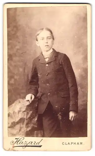 Fotografie J.S. Hazard, London, 6 Pavement, Junge mit MIttelscheitel und Fliege im Anzug