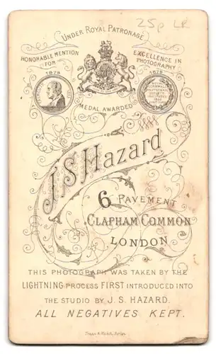 Fotografie J.S. Hazard, London, 6 Pavement, Junge mit MIttelscheitel und Fliege im Anzug