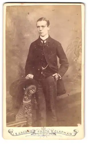 Fotografie J.S. Hazard, London, 6 Pavement, Junger Mann mit Scheitel und Krawatte im Anzug