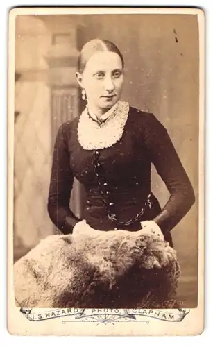 Fotografie J.S. Hazard, London, 6 Pavement, Junge Dame mit verwegenem Blick mit Seitenscheitel und engem Kleid