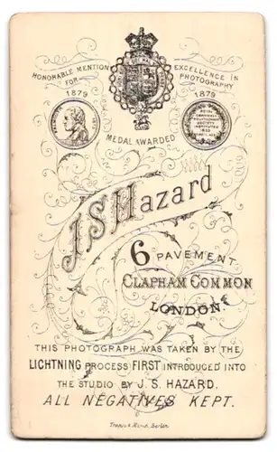 Fotografie J.S. Hazard, London, 6 Pavement, Junge Dame mit verwegenem Blick mit Seitenscheitel und engem Kleid