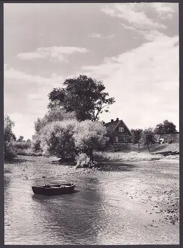 Fotografie Thomas A. Müller, Ammersbek, unbekannter Ort, Wohnhaus mit Ruderboot am Elbufer, Grossformat 28 x 38cm