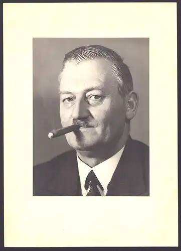 Fotografie Albin Müller, Hamburg, Portrait Edelmann im Nadelsttreifenanzug raucht Zigarre, Grossformat 24 x 35cm