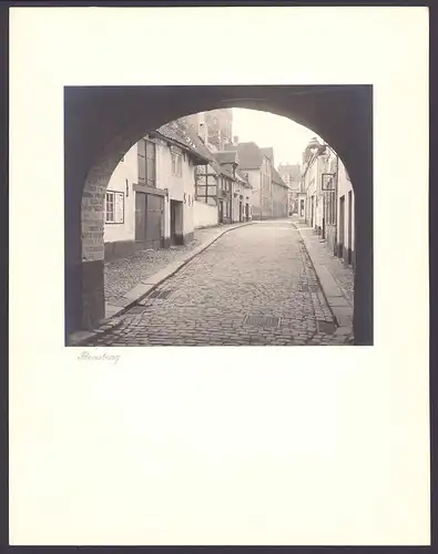 Fotografie Albin Müller, Hamburg, Ansicht Flensburg, Strassenansicht von einem Torbogen aus, Grossformat 27 x 34cm