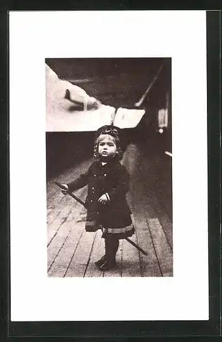 AK Alexej von Russland, Kleinkind auf dem Schiffsdeck mit einem langen Stock