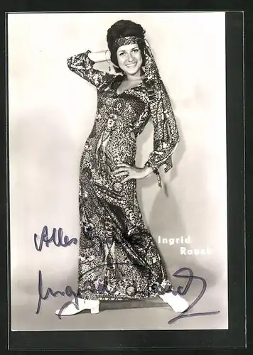 Künstler-AK sign.: Ingrid Raack, im lässigen Kleid mit Stirnband gesehen, Autogrammkarte