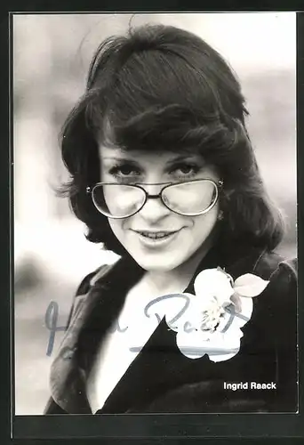 Künstler-AK sign.: Ingrid Raack, mit Brille und Blume am Kragen gesehen, Autogrammkarte
