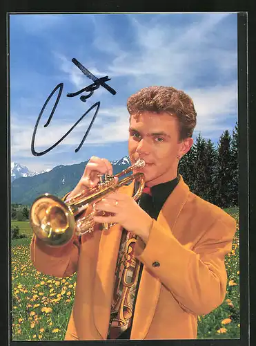 Künstler-AK sign.: Stefan Mross, im orangefarbenen Blazer mit Trompete, Autogrammkarte