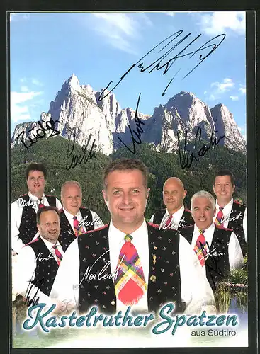Künstler-AK sign.: Kastelruther Spatzen, in Vesten und bunten Krawatten vor Gebirgsblick, Autogrammkarte