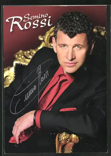 Künstler-AK sign.: Semino Rossi, im roten Hemd in einem goldenen Sessel zu Die Liebe Bleibt, Autogrammkarte