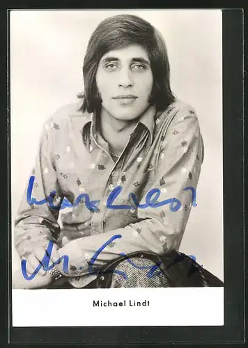 Künstler-AK sign.: Michael Lindt, im geblümten Hemd mit 70er Jahre Frisur, Autogrammkarte
