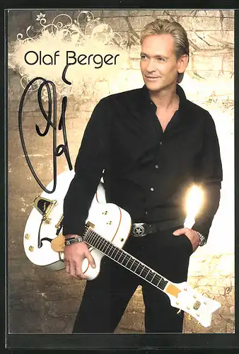 Künstler-AK sign.: Olaf Berger, im schwarzen Kostüm mit weiss-goldener Gitarre, Autogrammkarte