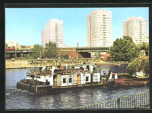 AK Berlin, moderne Architektur, Boot an der Anlegestelle, Blick zu den Plattenbauten