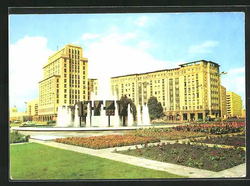 AK Berlin, moderne Architektur, Wasserspiel auf dem Strausberger Platz