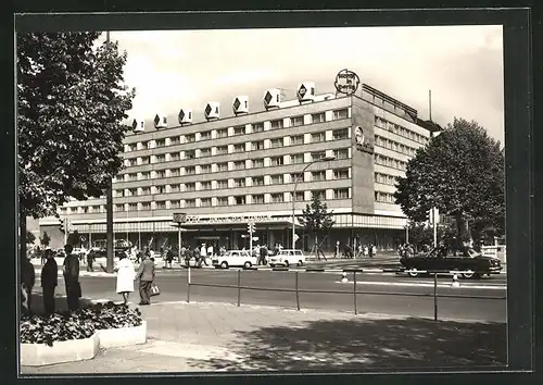 AK Berlin, moderne Architektur, vor dem Hotel Unter den Linden