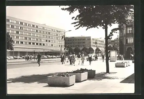 AK Berlin, moderne Architektur, Interhotel Unter den Linden, Passanten unterwegs