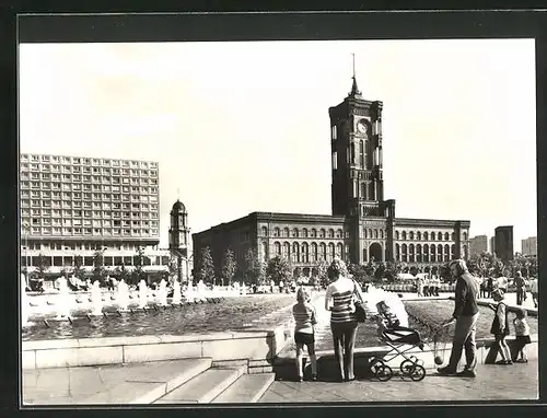 AK Berlin, moderne Architektur, Wasserspiel vor dem Rathaus