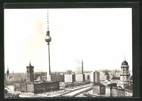 AK Berlin, moderne Architektur, Blick auf Rathaus und Fernsehturm