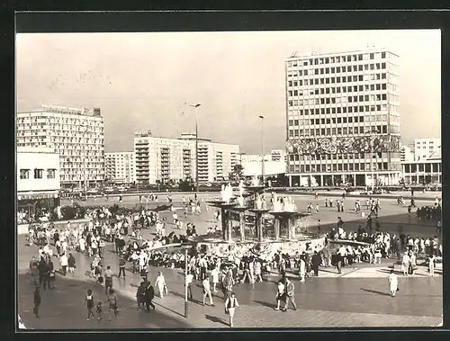 AK Berlin, moderne Architektur, Passanten auf dem Alexanderplatz