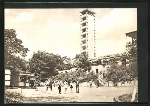 AK Berlin, moderne Architektur, Passanten unter dem Müggelturm