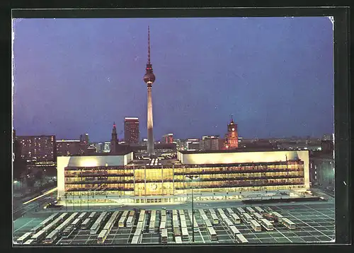 AK Berlin, moderne Architektur, Blick auf den Palast der Republik und den Fernsehturm bei Nacht