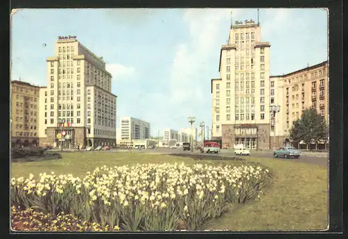 AK Berlin, moderne Architektur, Strausberger Platz, Blick in die Karl-Marx-Allee