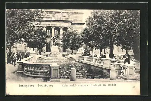 AK Strassburg i. E., Rheinhardbrunnen, Passanten bewundern das Wasserspiel