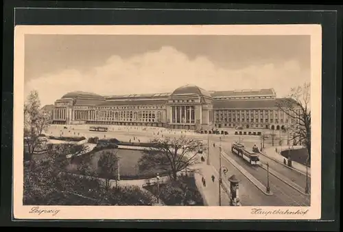 AK Leipzig, Hauptbahnhof und Strassenbahnen aus der Vogelschau