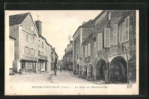 AK Noyers-sur-Serein, la Place de l'Hotel-de-Ville