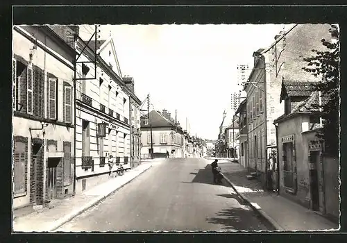 AK Brienon-sur-Armancon, la Rue du Port et la Poste