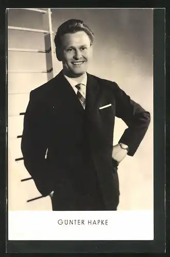 AK Schlagersänger Günter Hapke im Anzug lächelnd