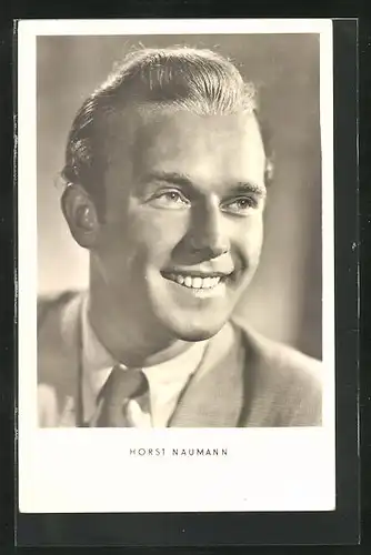 AK Schauspieler Horst Naumann im Anzug zur Seite lächelnd