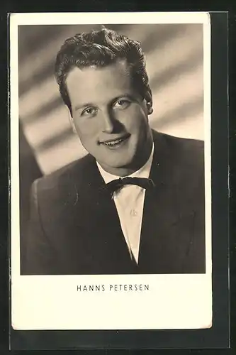 AK Opernsänger Hanns Petersen im Anzug in die Kamera lächelnd